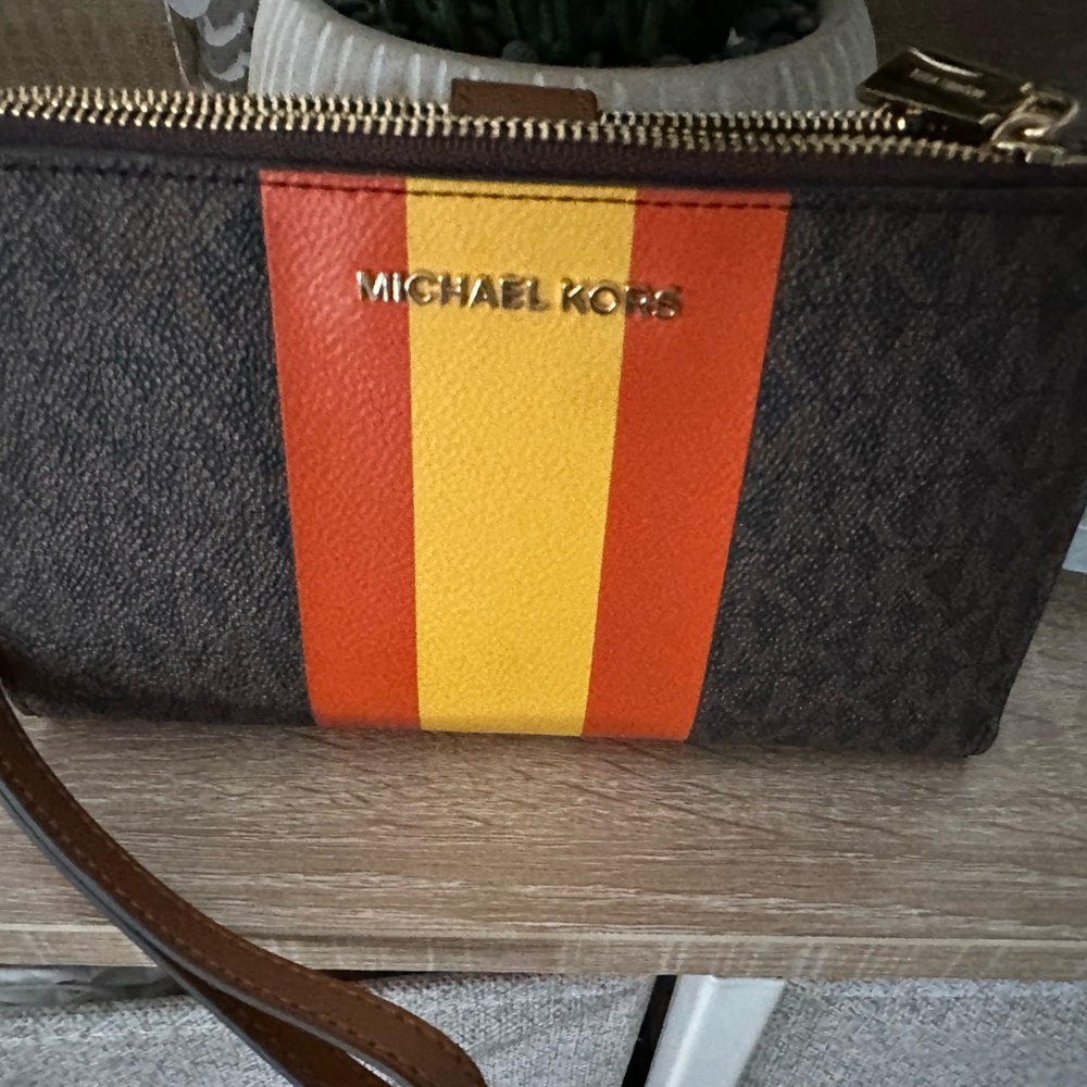Michael Kors wallet, barely used in great condition